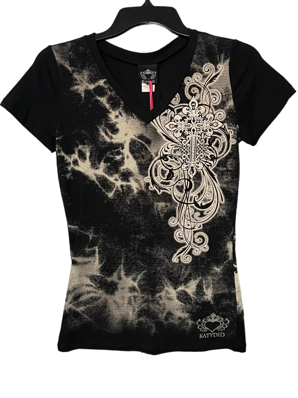 NWT KATYDID Women’s Black and Cream V-Neck Graphic Tee